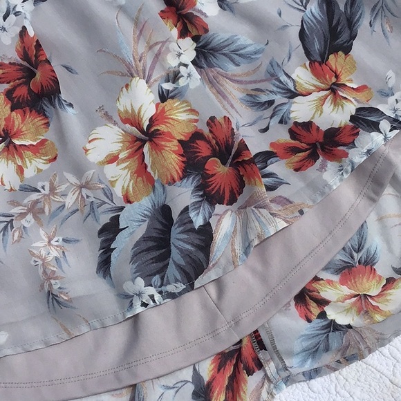 LuLu’s Soft Grey Floral with XCross Tie Back and Cut Out Lower Back L - Picture 4 of 8